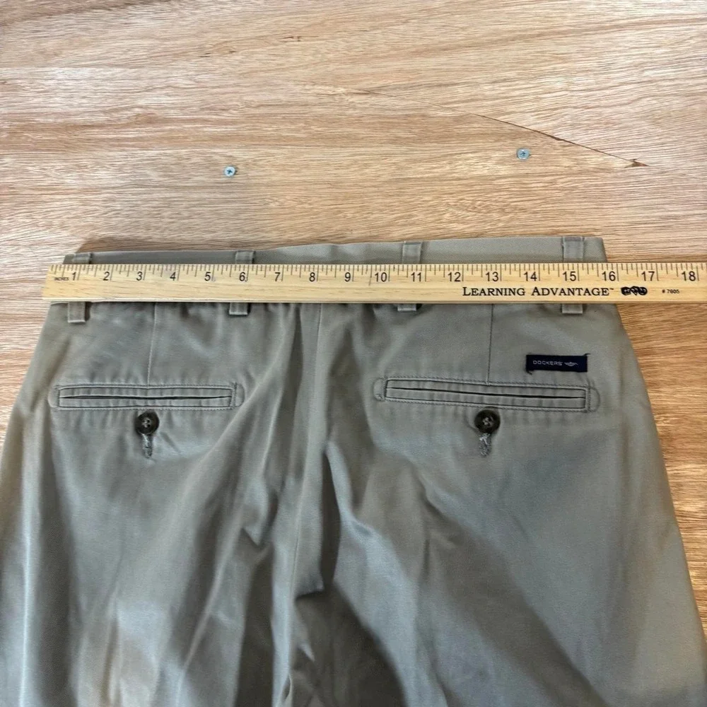 Dockers D1 Slim Fit Chinos Mens 31x32 Khaki Tan Flat Front Cotton Twill Pants